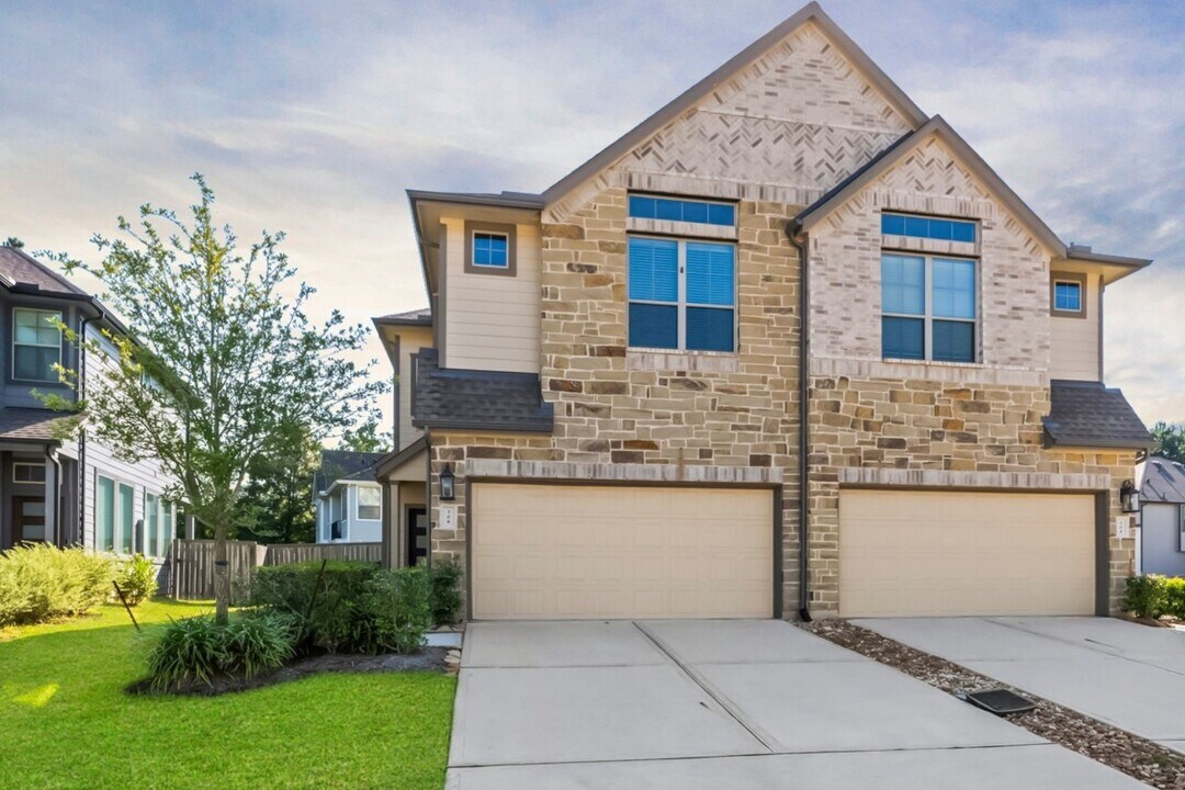 308 N Spotted Fern Dr in Montgomery, TX - Building Photo