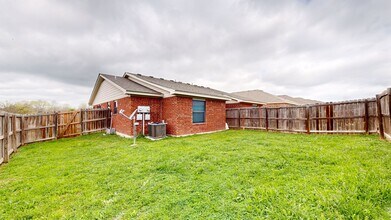 300 10th St in Nolanville, TX - Foto de edificio - Building Photo