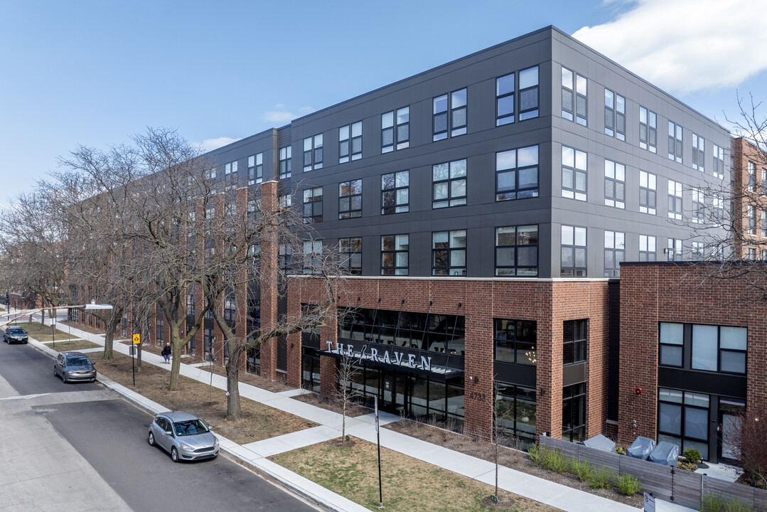 The Raven Residences in Chicago, IL - Building Photo