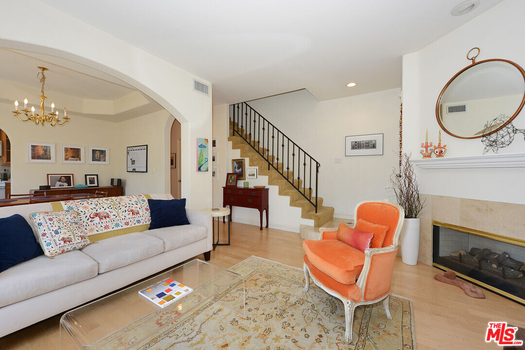 11808 Riverside Dr in Los Angeles, CA - Building Photo