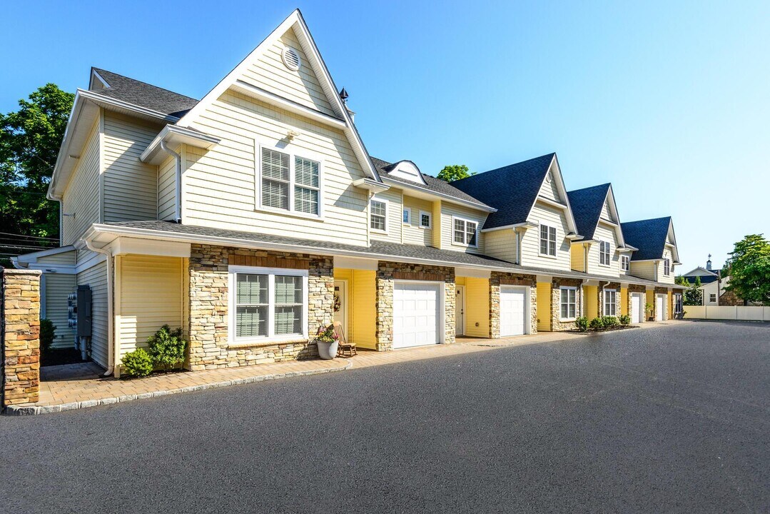 16 Creek Rd in Halesite, NY - Building Photo