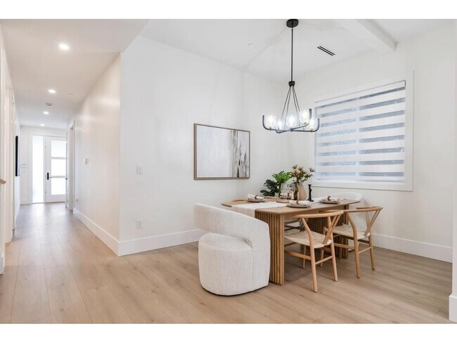 Beautiful 7-Bedroom, 6-Bath Home in Prime in White Rock, BC - Building Photo - Building Photo