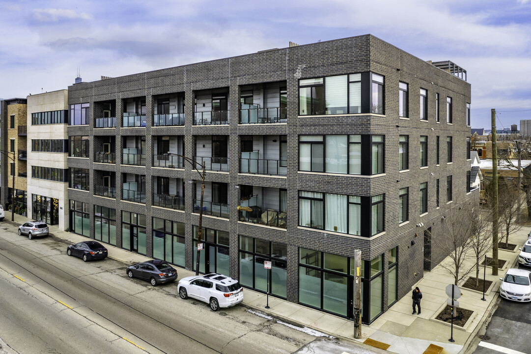 1649 W Grand Ave in Chicago, IL - Building Photo