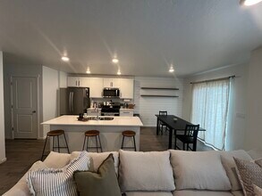 986 E Manifest Ln in Saratoga Springs, UT - Foto de edificio - Building Photo