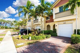 4652 Horseshoe Cir in Davie, FL - Building Photo - Building Photo