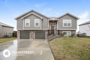 308 Golfview Dr in Pleasant Hill, MO - Building Photo