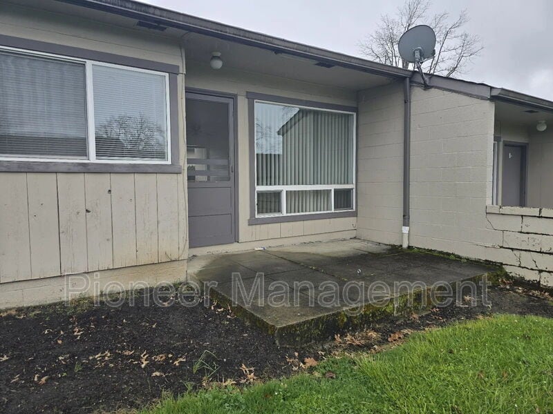781 NE Alameda Ave in Roseburg, OR - Building Photo