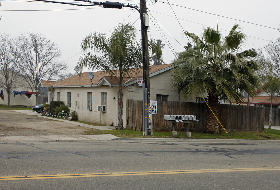 190 W Prosperity Ave in Tulare, CA - Building Photo