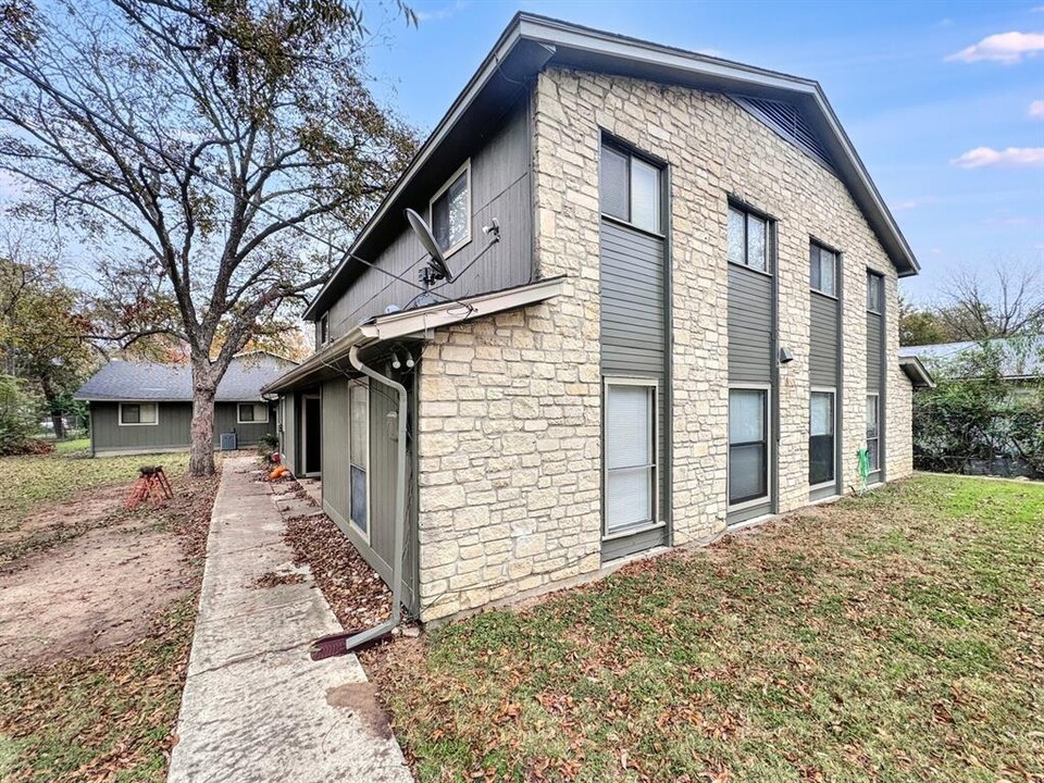 200 Concho St in Lockhart, TX - Foto de edificio