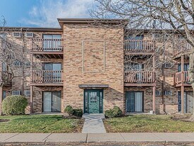 1352 Geneva Dr in Palatine, IL - Building Photo