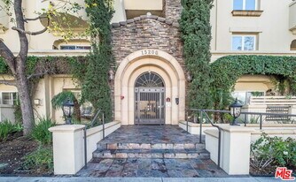 15206 Burbank Blvd in Los Angeles, CA - Building Photo