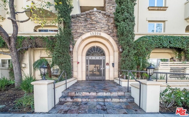 property at 15206 Burbank Blvd