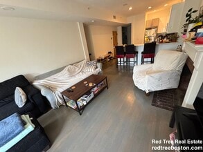 1407 Beacon St, Unit #3 in Brookline, MA - Foto de edificio - Building Photo