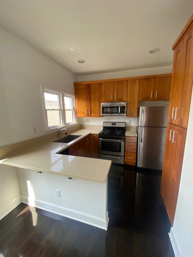 1303 Cloverdale Ave in Los Angeles, CA - Foto de edificio - Building Photo