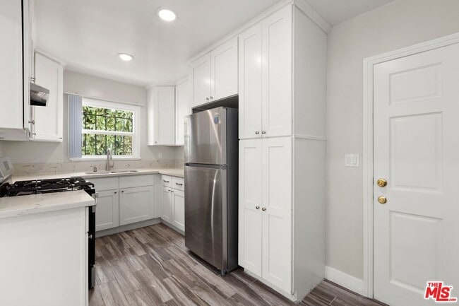 827 N Alta Vista Blvd in Los Angeles, CA - Building Photo - Building Photo