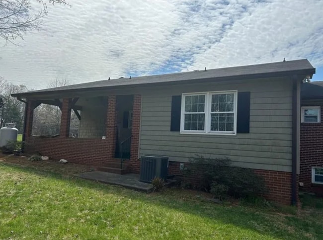 6170 Vienna Dozier Rd in Tobaccoville, NC - Building Photo - Building Photo