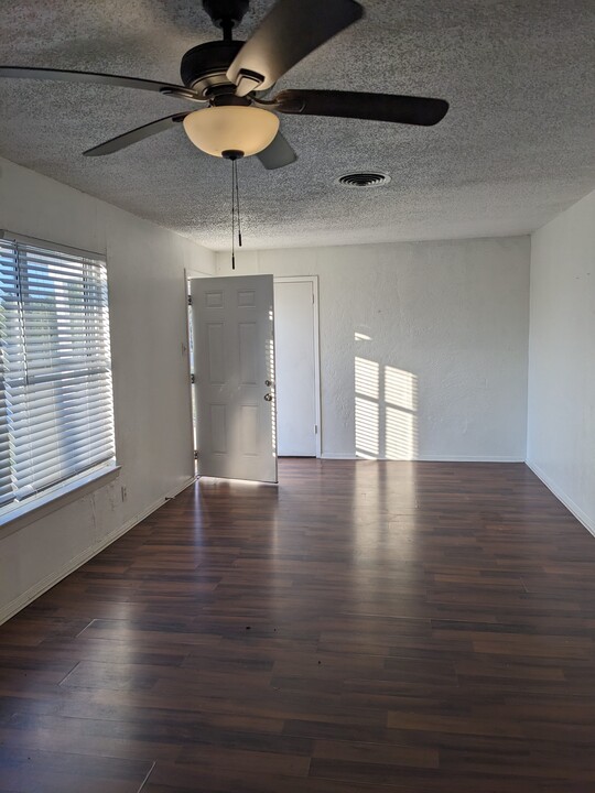 65 Mundt St in Denison, TX - Building Photo