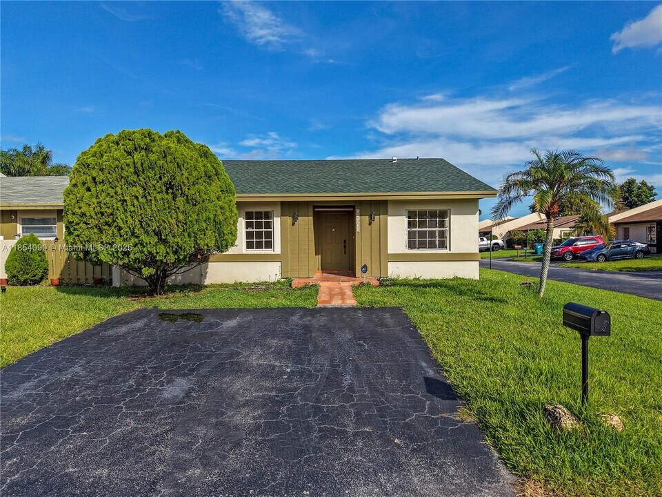 12031 SW 110th St Cir E in Miami, FL - Building Photo