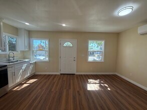 1057 E Salt Lake St, Unit A in Long Beach, CA - Building Photo - Building Photo
