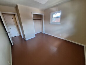 4302 Naomi Dr, Unit Apt. #3 in Louisville, KY - Foto de edificio - Building Photo