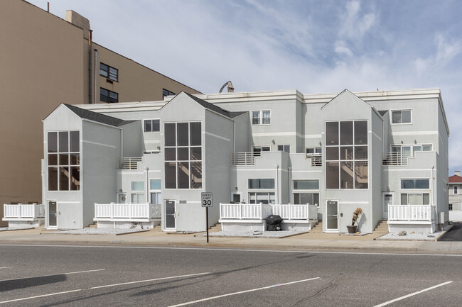 45 E Broadway in Long Beach, NY - Foto de edificio - Building Photo