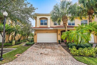 4517 Artesa Way S in Palm Beach Gardens, FL - Building Photo - Building Photo
