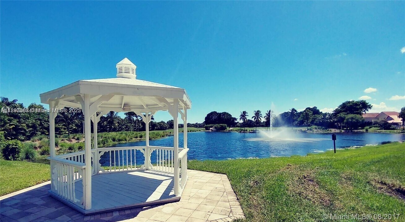 9801 NW 45th Ln in Doral, FL - Building Photo