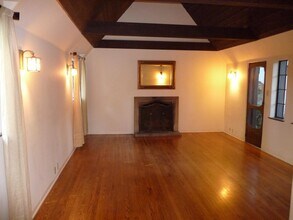 2057 N Las Palmas Ave in Los Angeles, CA - Foto de edificio - Building Photo