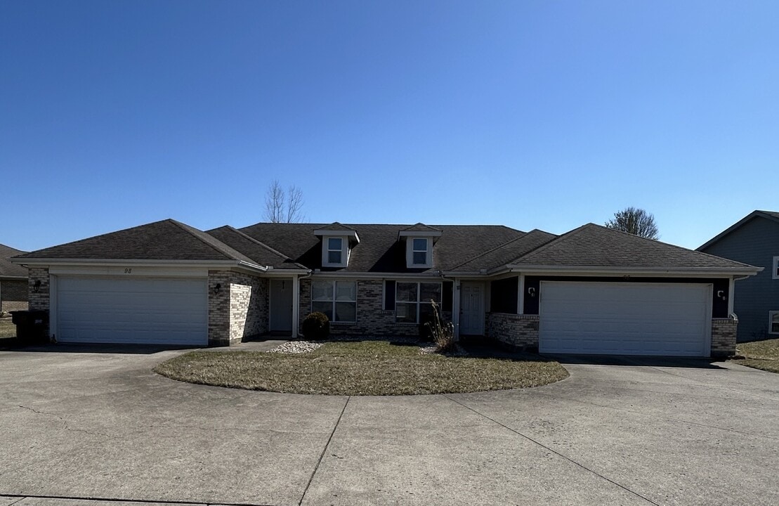 98 Clubhouse Ln in Lebanon, OH - Foto de edificio