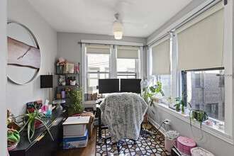 2315 N Commonwealth Ave, Unit 3S in Chicago, IL - Building Photo - Building Photo