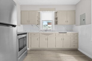 1301 Pine St in Highland, IL - Building Photo