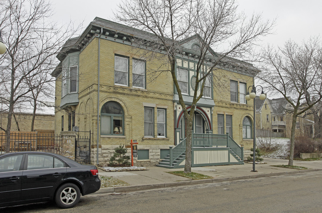 224 W Vine St in Milwaukee, WI - Building Photo