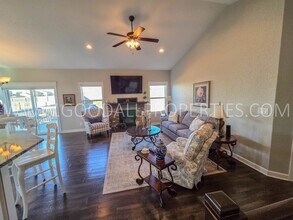 412 Timberview Dr in Adel, IA - Building Photo - Building Photo