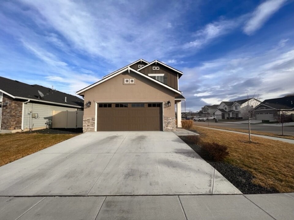 128 N Sevenoaks Ave in Eagle, ID - Building Photo