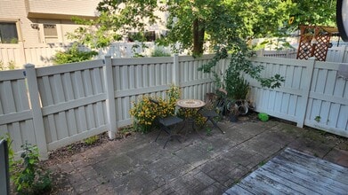 502 Del Lago Dr in Schaumburg, IL - Building Photo - Building Photo