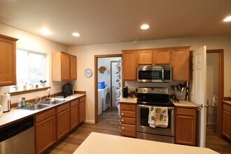 1084 NW Redwing Dr in Oak Harbor, WA - Building Photo - Building Photo