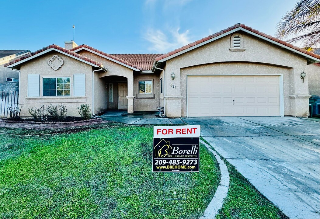 495 Winemaker St in Los Banos, CA - Building Photo