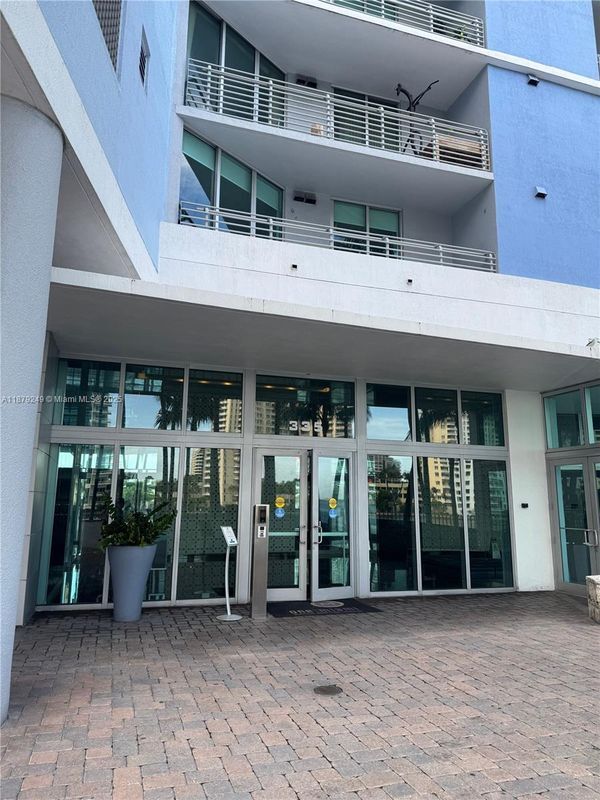 335 S Biscayne Blvd in Miami, FL - Foto de edificio - Building Photo