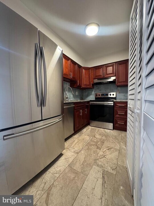 1023 Oakwood Dr in Huntingdon Valley, PA - Building Photo