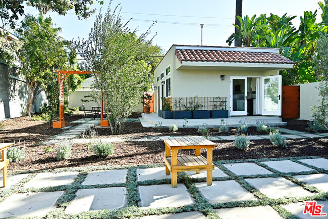 110 N Martel Ave in Los Angeles, CA - Building Photo - Building Photo