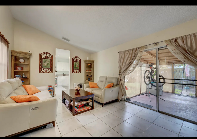 10362 Oliver Ln in Royal Palm Beach, FL - Foto de edificio - Building Photo