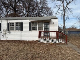 14 Lincoln Cir in Junction City, KS - Building Photo