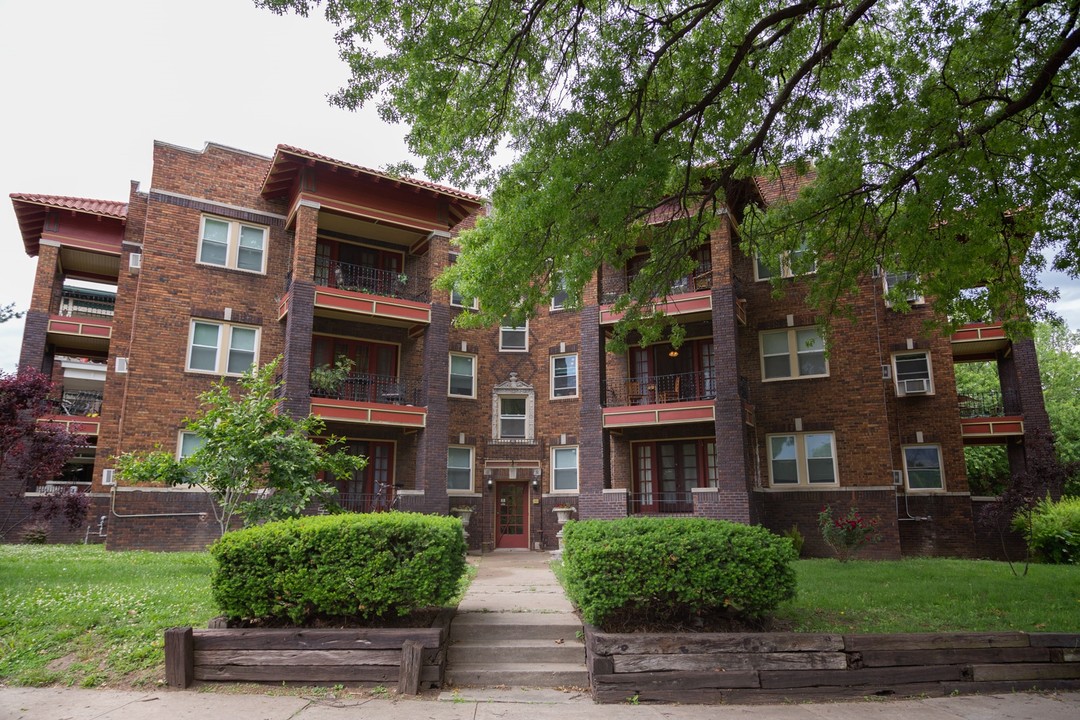 Charlotte Manor in Kansas City, MO - Building Photo