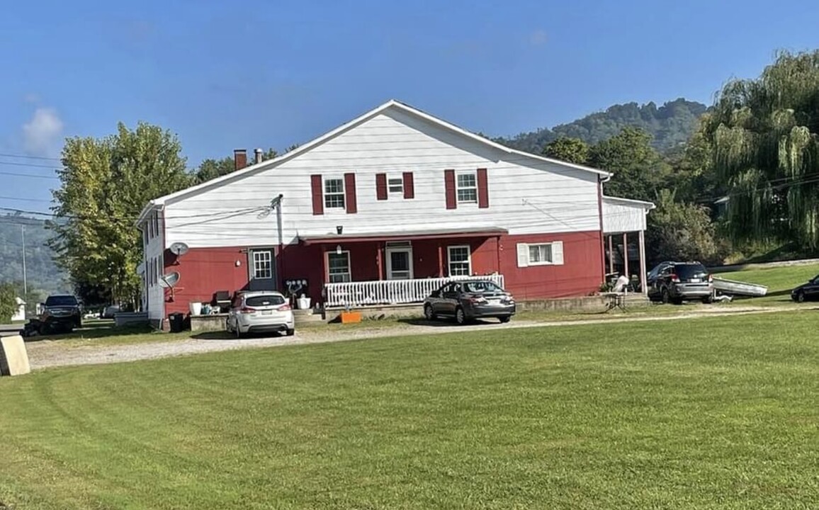 309 Plum St, Unit 1 in Proctor, WV - Building Photo