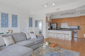 3225 Turtle Creek Blvd, Unit 1042 in Dallas, TX - Building Photo - Building Photo