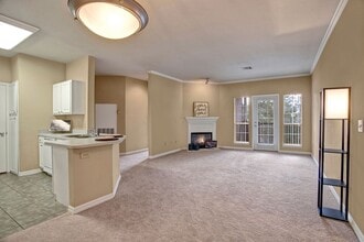 Lincoln Villas on Memorial in Tulsa, OK - Building Photo - Building Photo