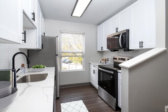 Iron Ridge and Stonegate Apartments in Elkton, MD - Foto de edificio - Building Photo