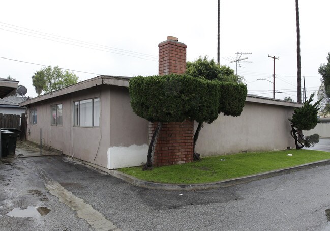 2014 Wallace Ave in Costa Mesa, CA - Foto de edificio - Building Photo