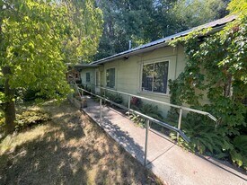 16 Van Ness Ave in Ashland, OR - Building Photo