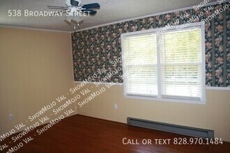 538 Broadway St in Hendersonville, NC - Building Photo - Building Photo